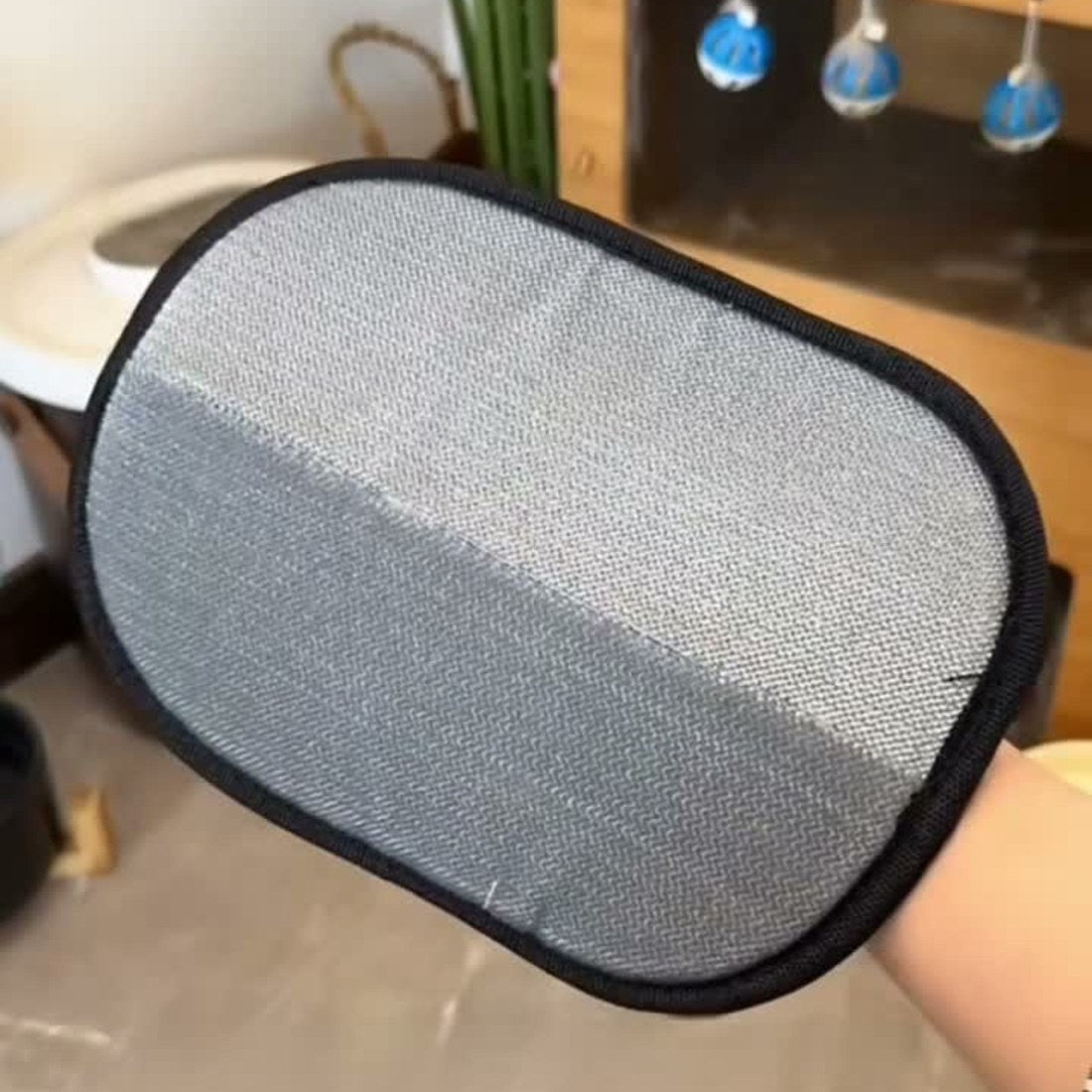 The textured grey collecting pad