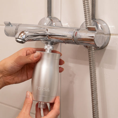 Fitting the FORSA filter between the shower tap and hose