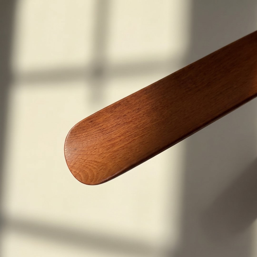 Close-up of the smooth curved tip