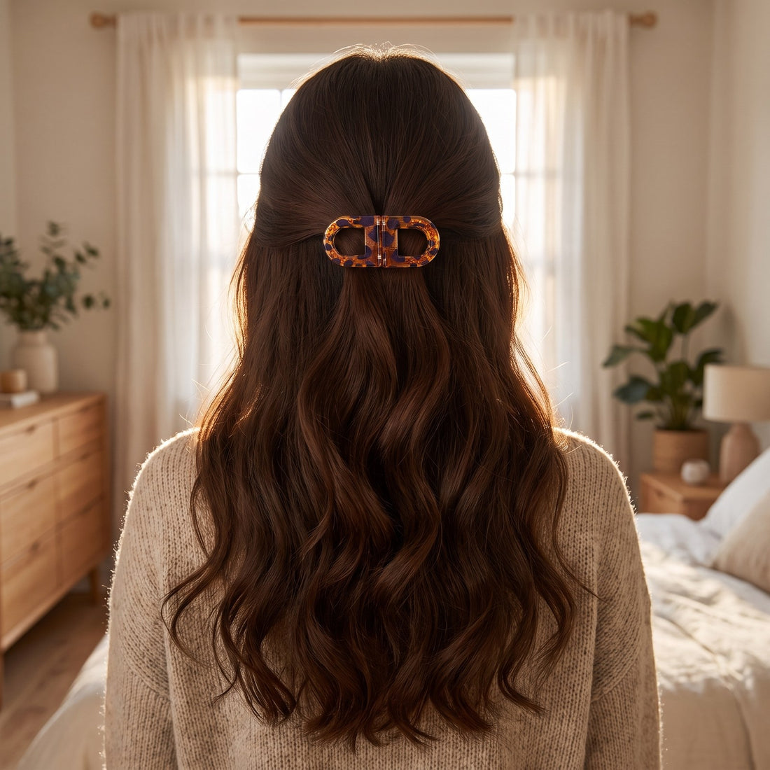 LOCKA tortoise clip holding a half-up hairstyle