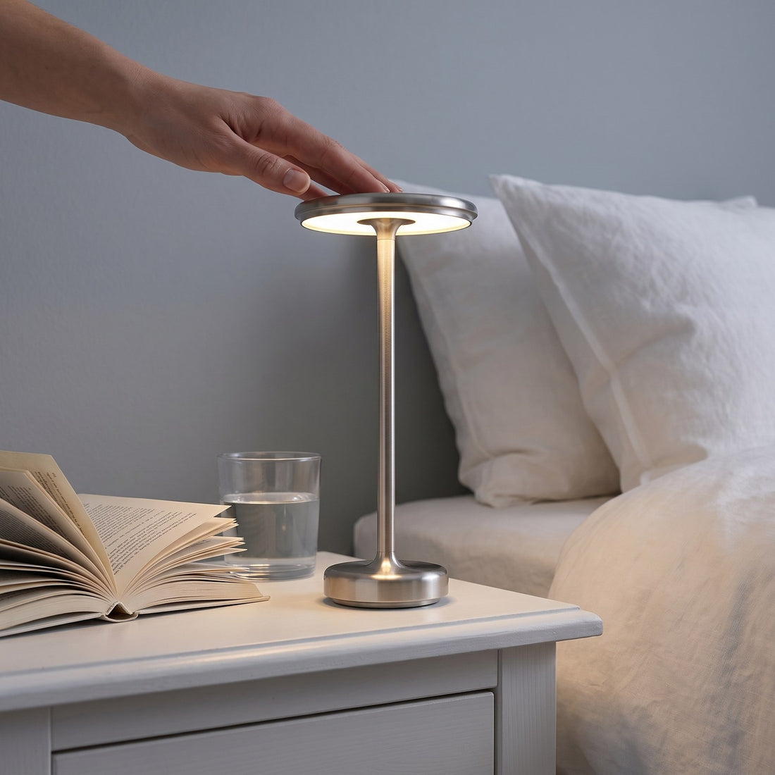 Touch dimming on a silver GLIMMA lamp
