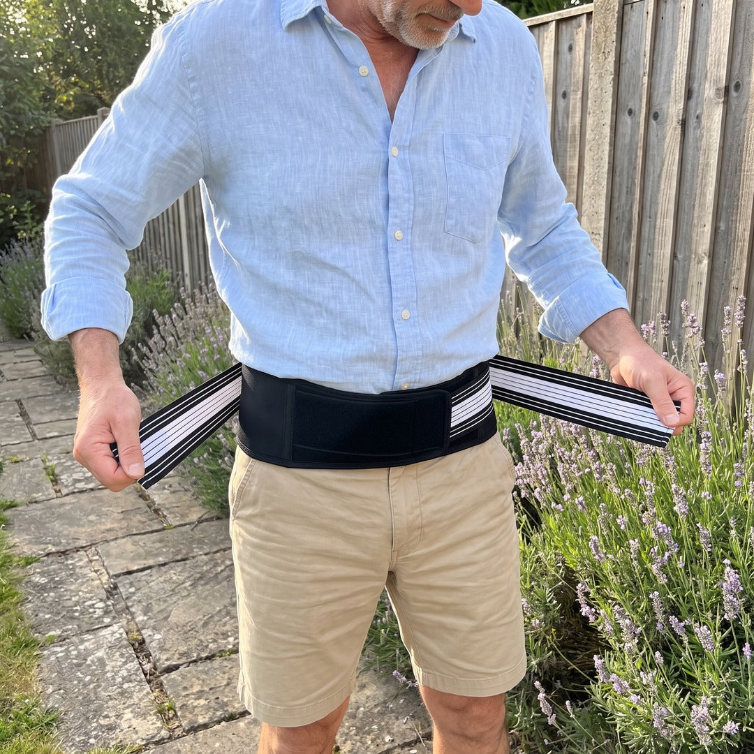 A man fastening the LENDA belt around his hips outdoors