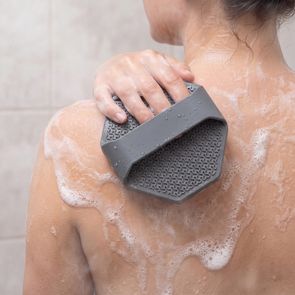 Reaching the middle of the back with SKURA on the hand strap