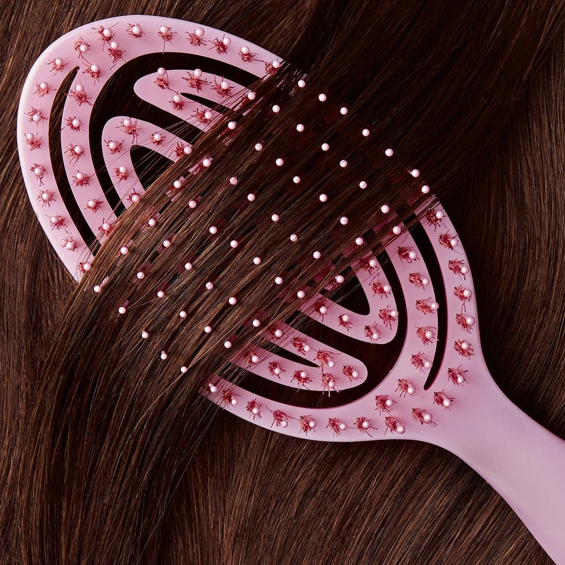 SKIMRA brush gliding through long hair